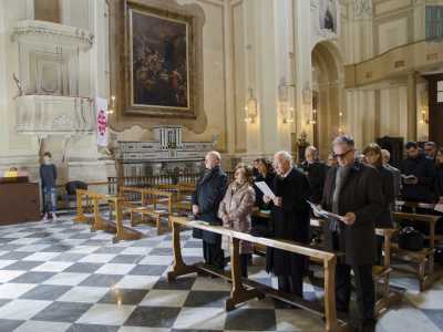 Inizia la messa: all'interno della chiesa solo una dozzina di fedeli