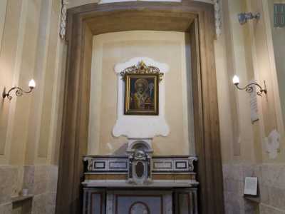 La prima cappella di destra con San Nicola