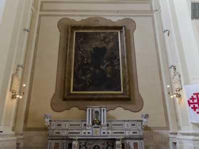 La tela del 700 di sinistra, raffigurante Sant'Ignazio di Loyola, il fondatore della Compagnia di Ges�, che sorregge il libro della sua Regola