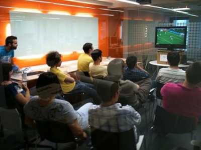Alcuni tifosi del "Bari club Santiago del Cile" osservano la partita all'interno di un locale riservato agli italiani che vivono nella capitale cilena
