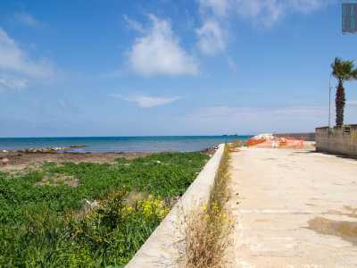 Di certo, anche per la sua importanza idrogeologica, non � possibile costruirci una strada su, cos� una volta arrivati alla sua altezza, l�automobilista o il pedone � costretto a girarci attorno lasciando il mare alle proprie spalle