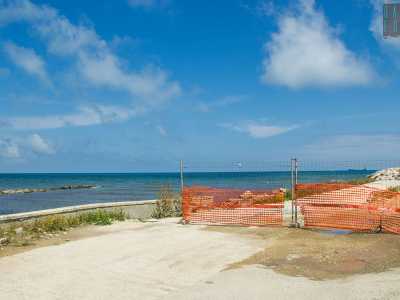 Parliamo dell lungomare di Bari, arteria che parte da San Giorgio con il nome di via Alfredo Giovine e termina a Fesca con la denominazione di lungomare IX maggio