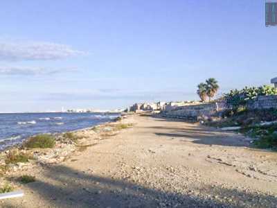 Una strada lunga 16 chilometri che attraversa la citt� fiancheggiando tutta la costa ma che poi a un certo punto finisce davanti a un muretto. Parliamo del lungomare di Bari, arteria che parte da San Giorgio con il nome di via Alfredo Giovine e termina a Fesca con la denominazione di lungomare IX maggio