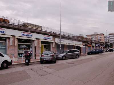 I pochi negozi esistenti soprattutto sulla vicina via Salapia hanno cambiato nome, proprietari e magari tipo di prodotti venduti, ma hanno le loro vetrine sempre presenti nello stesso punto