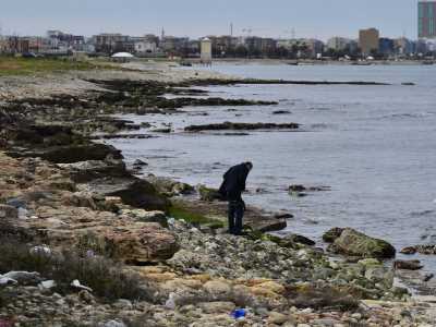 Una parte della costa frastagliata che caratterizza il lungomare: un uomo � intento a fare un "bisognino"
