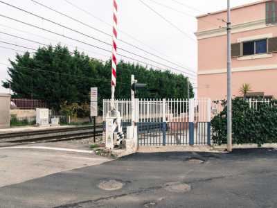 La fine di Macchie, il cui confine � segnato da un passaggio a livello e da una graziosa casa cantoniera rosa antico
