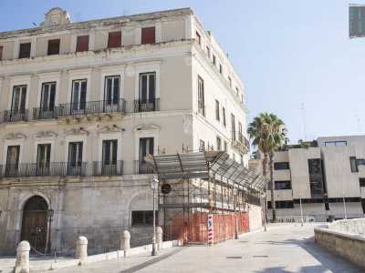 La passeggiata parte da Piazza del Ferrarese: da qui inizia infatti via Venezia, la strada fatta di mattoncini bianchi che permette la salita sulla Muraglia. Alla nostra destra abbiamo il mare, con i suoi moli e i suoi gozzi attraccati ai piedi del teatro Margherita, sulla sinistra costeggiamo invece il centro storico