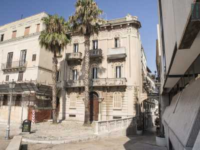 Dopo aver superato un pittoresco edificio la cui facciata � inquadrata da balconi con balaustrini...