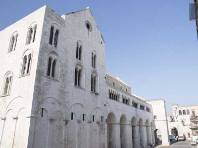 Sulla sinistra invece � possibile contemplare il retro e la parte laterale della Basilica di San Nicola che come un gigante si erge sotto di noi