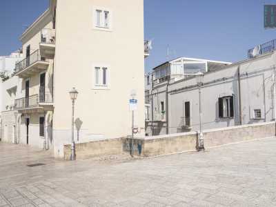 Usciamo dalla fortificazione e di fronte a noi notiamo una scaletta in discesa che d� accesso a Bari Vecchia. E� costeggiata da un muretto-balconcino...