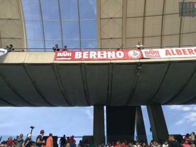 Lo striscione "Berlino" che compare all'interno dello stadio San Nicola
