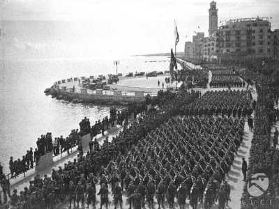 Il 12 luglio di quell�anno Mussolini arriva a Bari per rendere onore agli alpini della Tridentina reduci vittoriosi dall�Albania, che affollano il lungomare Nazario Sauro circondati da ali di folla