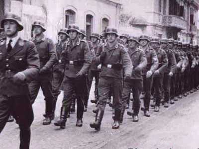 Siamo in piena Guerra. Le truppe tedesche arrivano a Bari e marciano per le vie della citt�: in questa foto sono su via Napoli