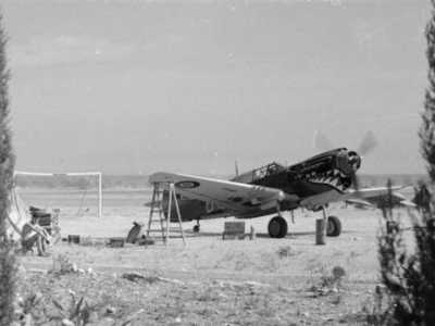 Gli Alleati prendono subito possesso dell�aeroporto di Palese, intorno al quale vengono insediati gli alloggiamenti della Royal Air Force. Qui un Curtiss Kittyhawk Markl del 112 Squadron Raf (con la bocca di squalo disegnata sulla punta)  sottoposto a un test del motore su un campo di calcio