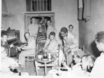 Gli Alleati si ambientano subito a Bari. La foto immortala un complesso jazz formato dai militari per intrattenere la truppa 