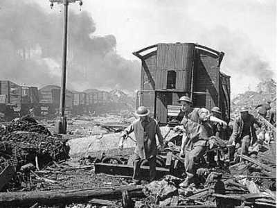 Ma l�apparente serenit� viene sconvolta dal terribile bombardamento del porto del 2 dicembre 1943. La foto mostra la rimozione delle macerie e dei corpi delle centinaia di persone che morirono quel giorno 