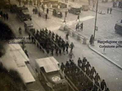 Ma tutto cambia con l�arrivo degli Alleati. Il 22 settembre del 1943 la 78� divisione di fanteria britannica entra a Bari: questa immagine ne documenta la marcia su corso Cavour all�altezza della Banca d�Italia