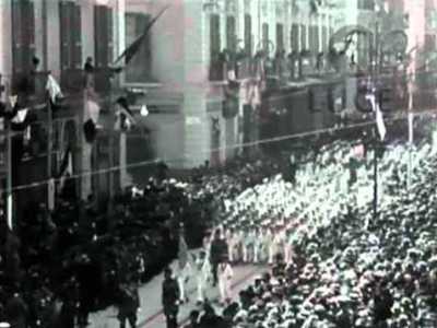 I fascisti che sfilano nel 1929 tra due ali di folla in via Sparano, all'altezza della chiesa di San Ferdinando