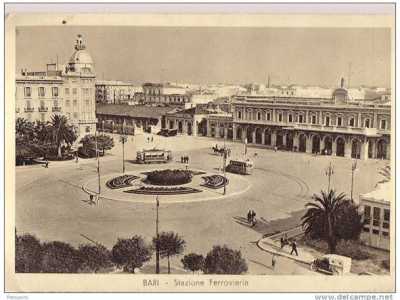 Gli anni 30 ci restituiscono anche fotografie di una stazione centrale immersa nella tranquillit� di una citt� non ancora cos� caotica