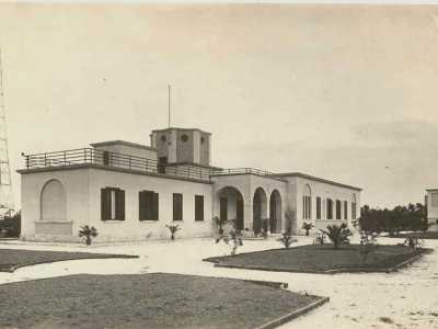 In quei mesi intanto furoreggia Radio Bari, la prima emittente libera d�Europa dopo l�armistizio dell�8 settembre 1943, che trasmette i suoi messaggi da una stazione radiofonica di Ceglie del Campo