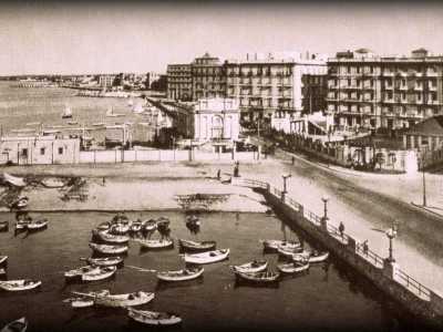 L�immagine di "N' d�rr'a la lanze" e del lungomare oramai completato con ben in vista il circolo tennis, che l� aveva sede originariamente con la denominazione di Skating club tennis e di fronte l'edificio del Barion