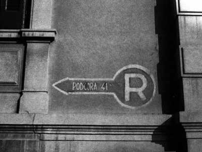 Ma con il 1941 e primi bombardamenti, la situazione cambia. Nascono i rifiugi antiaerei, segnalati da frecce. Questa nella foto indica un rifugio in via Podgora 