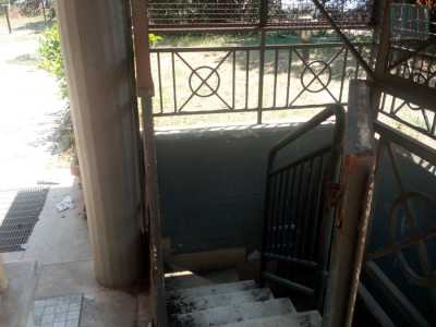 E poi troviamo aperto il cancelletto di una scala che porta in basso, al piano interrato del bar, probabilmente a un magazzino...