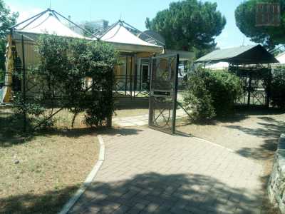 Siamo andati a visitare il bar. Ci siamo trovati davanti a un posto accessibile a tutti, visto il cancello tranquillamente aperto