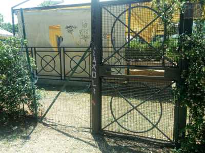 Anche la recinzione presenta un grosso buco: un �lasciapassare� per i vandali che chiaramente hanno approfittato della situazione
