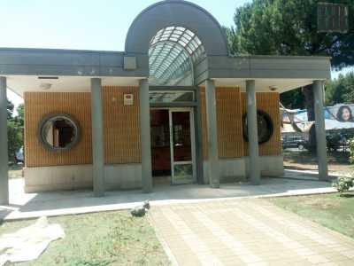 Le porte del locale risultano sfondate...