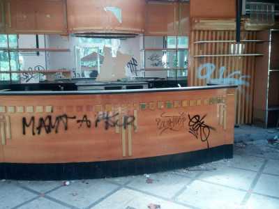 Il bancone marrone sul quale erano serviti ogni giornio centinaia di bevande e gelati, � pieno di scritte prodotte con bombolette spray