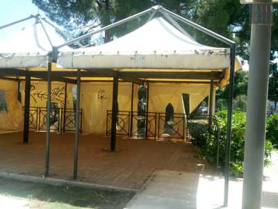 Anche il cortile dove ci s�incontrava per chiacchierare � in condizioni pessime. I teloni dei gazebo sotto i quali si trovavano i tavolini, sono lacerati