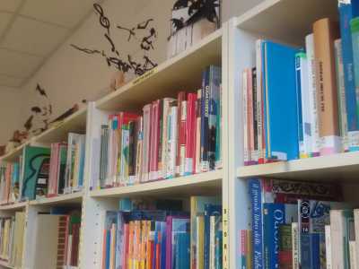 Alcuni scaffali colmi di libri all'interno della biblioteca. La struttura � attualmente gestita dall'Associazione cittadini e territorio