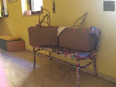 � sorprendente l'assortimento degli ornamenti che gli ipovedenti riescono a modellare con l'aiuto dei dipendenti del centro. La materia prima pi� gettonata � senza dubbio la corda, con la quale si ottengono borse, paralumi e cestini