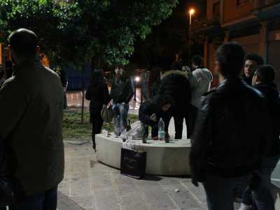 Uno dei primi botellon organizzati a Bari and� in scena l'1 aprile 2011 in via Pisacane, nella piazzetta di fronte alla chiesa di San Pasquale 