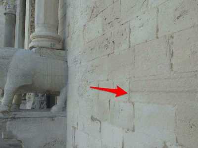 La linea vista di lato: � possibile che l'unit� di misura aiutasse a regolare i commerci durante il Medioevo, quando nei giardini adiacenti la Basilica si svolgevano due grandi fiere della durata di una settimana