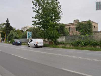 Bari, via Bruno Buozzi: all�incrocio con via Glomerelli, si trova un vecchio edificio immerso nell�erba incolta. Ebbene, quella che sembra un normale villa abbandonata, racchiude invece una particolare storia: si tratta infatti di un antico mulino, di nome �Paradies�