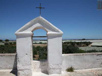 Una volta saliti sul tetto infatti si apre un panorama fatto di ulivi, campi coltivati e il mare all'orizzonte. Su un muretto si nota anche un campanile a vela momentaneamente privo della campana, quasi certamente smontata per evitarne il furto