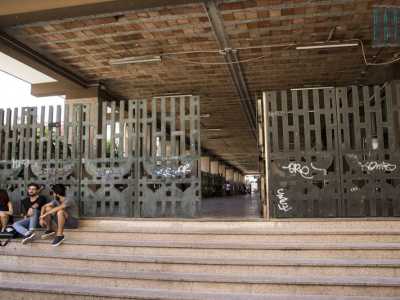 L'ingresso della facolt� di Giurisprudenza di Bari e la cancellata artistica realizzata in bronzo dal pittore Giuseppe Capogrossi
