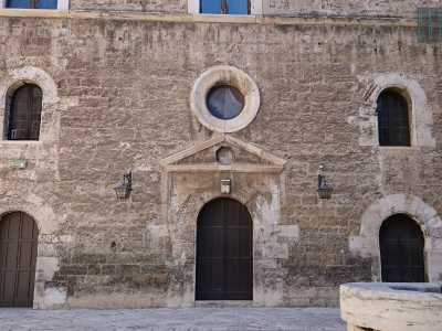 Sempre nella corte si trova infine la cappella che la duchessa fece dedicare a Santo Stanislao, patrono della Polonia