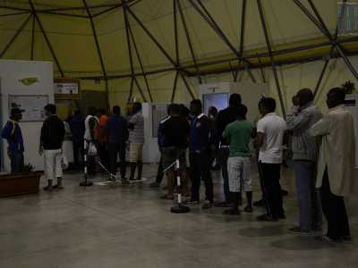 I profughi in fila per ricevere la cena che generalmente non mangiano o ricucinano