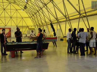 La mensa � usata anche come luogo di ritrovo per giocare a ping pong e biliardo