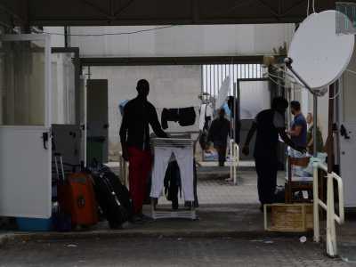 Gli affollati moduli in cui convivono africani e asiatici, composti da tre stanze in cui vivono dodici persone