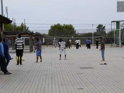 I profughi nel Cara trascorrono il tempo organizzando partite di calcio e pallavolo