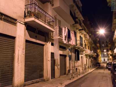 In via Eritrea, nel quartiere Libert� di Bari, sullo stesso isolato di una stretta strada incuneata tra corso Italia e via Crisanzio, trovano la loro sede sia l�associazione di estrema destra Casa Pound che la Moschea-Al-Ummah