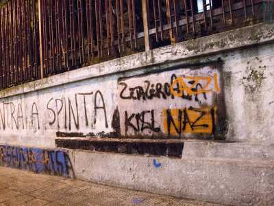 Qualcuno ha visto nella scelta di Casa Pound di andare a �vivere� vicino alla moschea una provocazione: su via Eritrea campeggiano infatti scritte come �kill nazi� o antihooligans�, dipinte da qualcuno che non ha preso bene l�apertura di un avamposto di estrema destra proprio in quella via