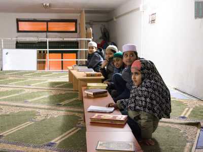 Il soppalco sovrastante invece ospita le lezioni di Corano per i pi� piccoli. Qui una decina di bimbi bengalesi e pakistani, che la mattina frequentano le scuole pubbliche del quartiere, studiano diligentemente il proprio testo sacro con l�imam