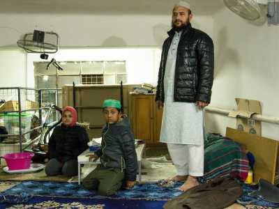 L�imam Abedin Mohammad Jainul: il giovane bengalese ha solo 28 anni e parla a stento l�italiano ma ci invita cordialmente a visitare la sede