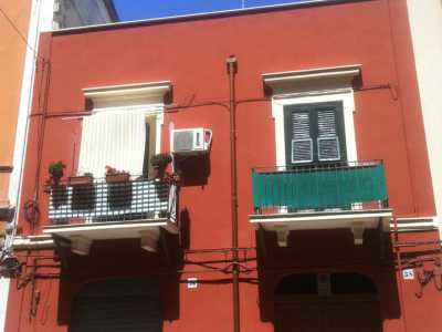 Palazzina storica a un solo piano, color aragosta e con finestre a porta verde presente nel quartiere Madonnella