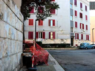 Si tratta di una trentina di basse palazzine dai colori chiari con persiane verdi e rosse 